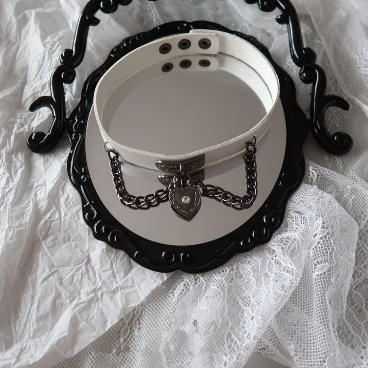 Retro heart-shaped lock choker WS3095
